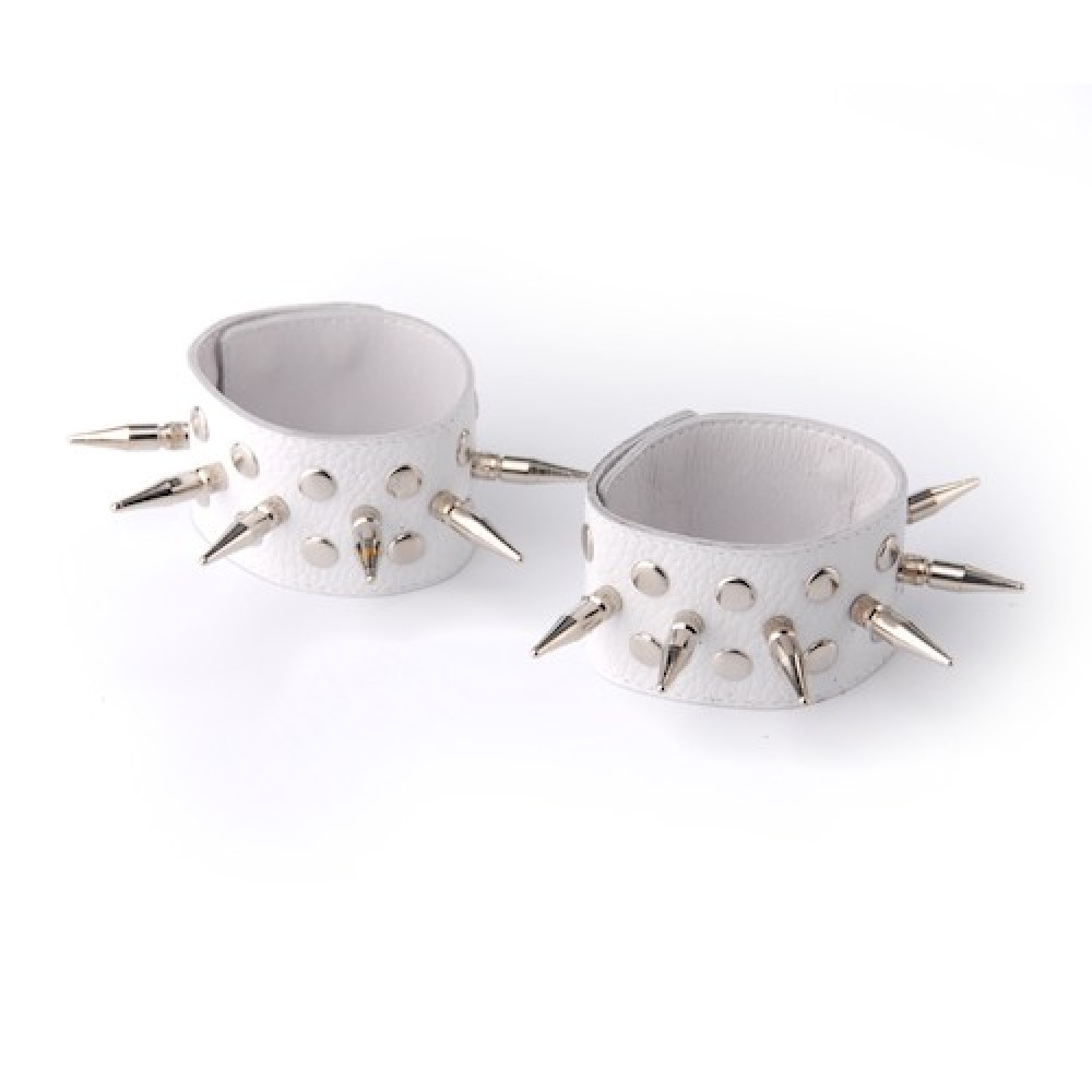 Белые кожаные напульсники с шипами и заклепками Белые кожаные напульсники с шипами и заклепками